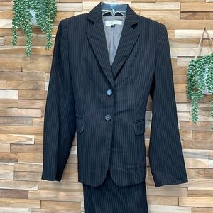 Tahari ASL 2 Button Lined Suit — Size 6